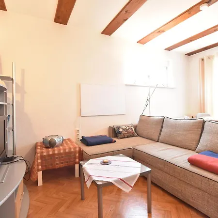Cosy Near Lake Plau Apartment *